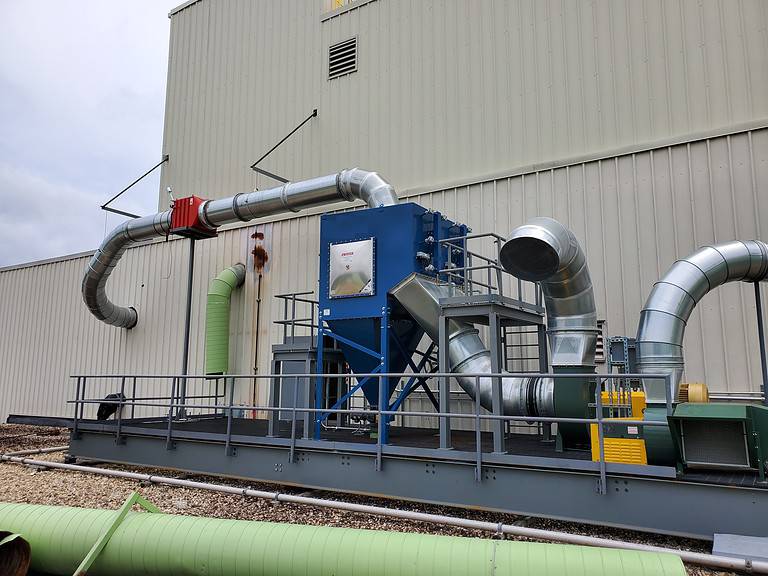 To prevent the dispersion of chemical fumes and dust, hoods and extraction arms were incorporated into their machinery to capture contaminants at their origin, minimizing their spread within the plant.